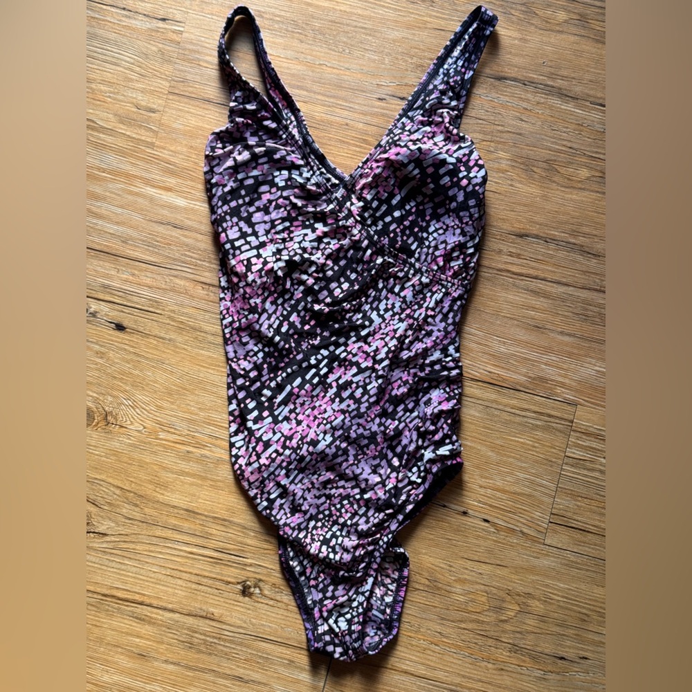 Speedo Women’s Size 8 Comfy One-Piece Swimsuit in fun Black & Purple Pattern